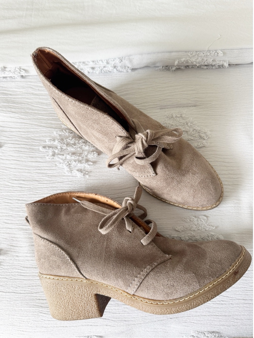Merona Fall tan faux suede lace up heeled ankle boots size 9